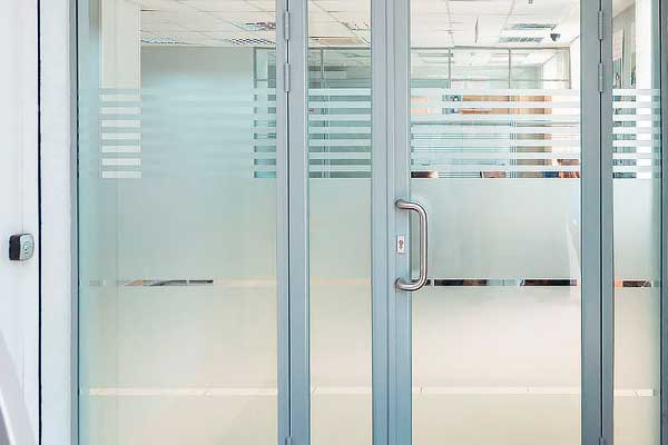 Стеклянные двери из алюминиевого профиля