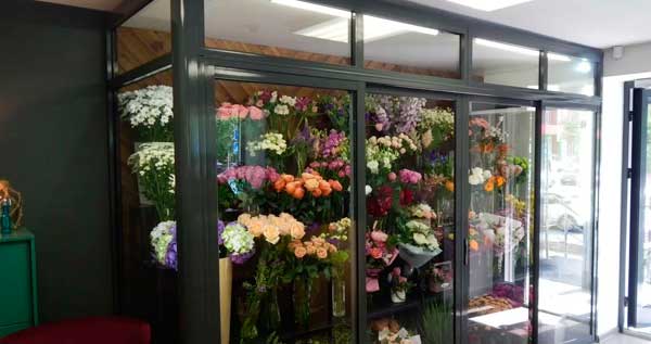 Угловые витрины для цветов
