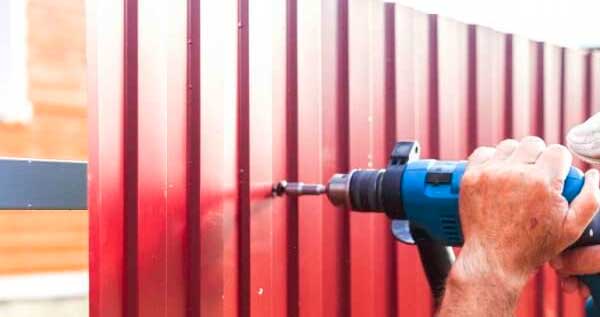 Монтаж заборов из металлопрофиля